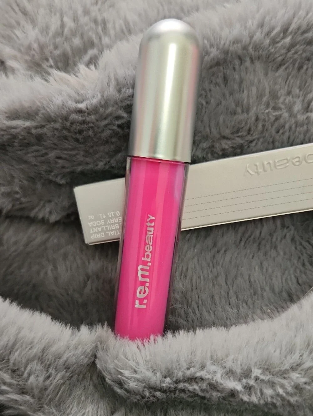 r.e.m. beauty Essential Drip Glossy Balm - Strawberry Soda